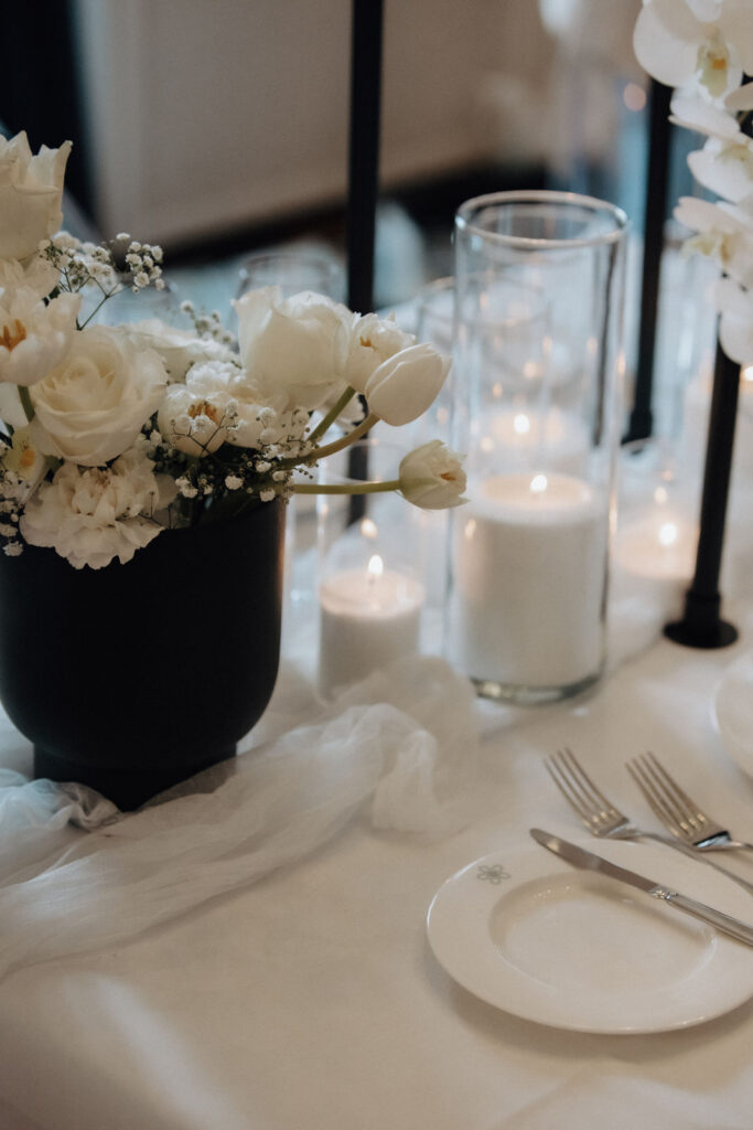 Hochzeitsdekoration in schwaz weiß - Elegante Hochzeit mit Angi Fessel, Hochzeitsplanung