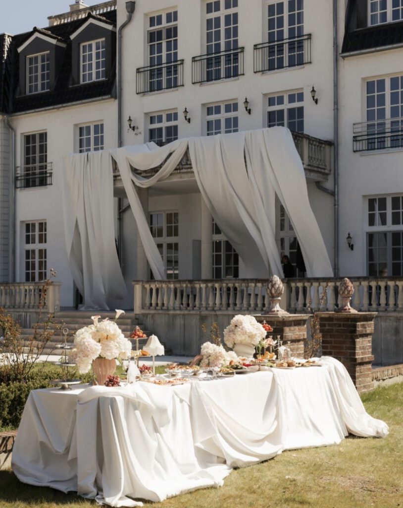 The Hideaway Table Outdoor